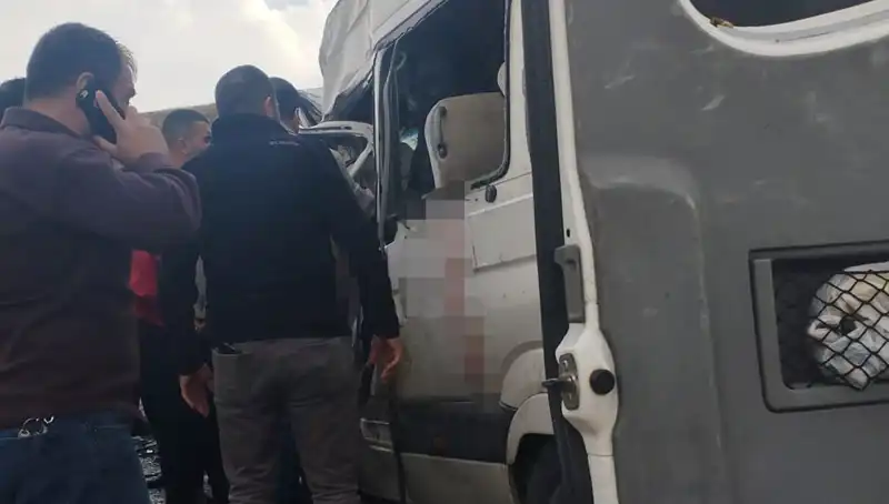Van'da Minibüs ve Kamyonet Çarpıştı: 6 Can Kaybı, 8 Yaralı
