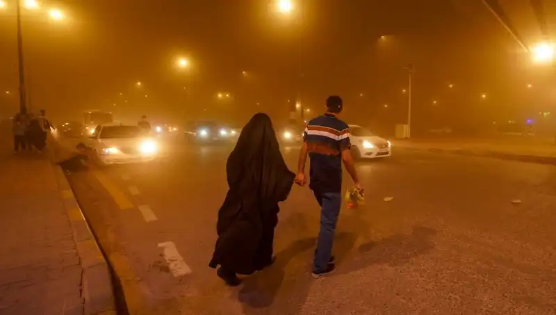 Irak'ta Kum Fırtınası Neden Oldu, Havalimanları Kapanarak Yüzlerce Kişi Hastaneye Kaldırıldı