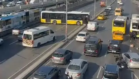 İETT Otobüsü İki Araca Çarptı: Trafikte Tam Bir Kaos Yaşandı