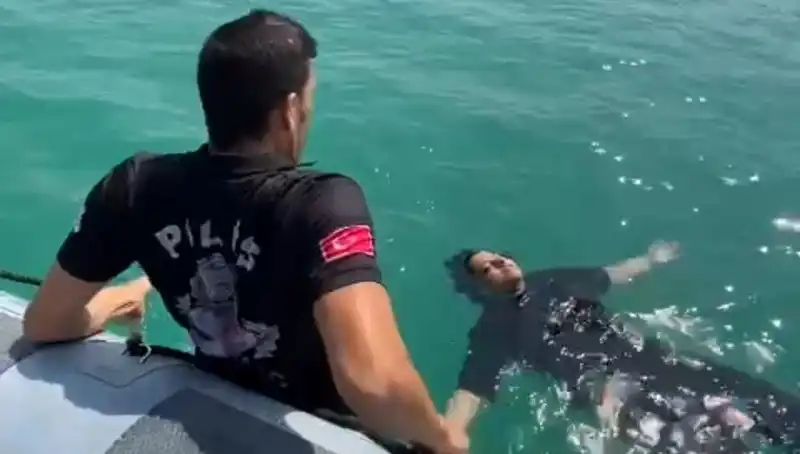 Baraj Gölüne Düşen Kadın, Cesur Gemi Adamları Tarafından Kurtarıldı