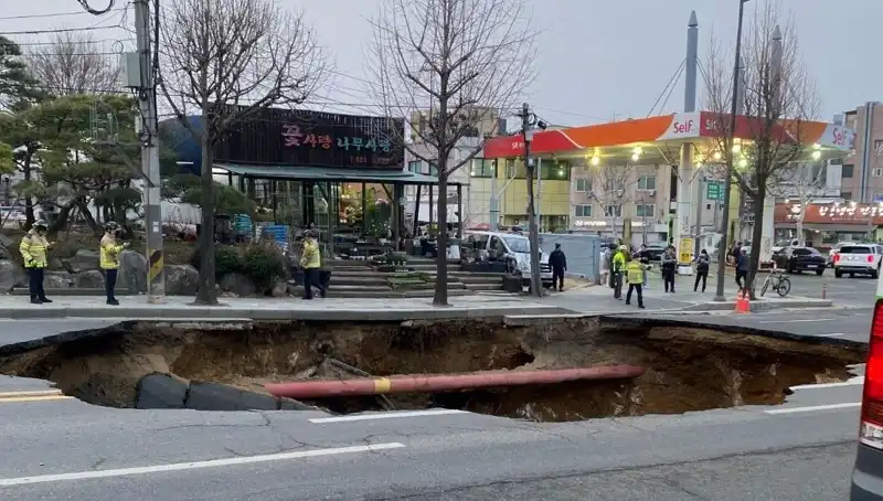 Güney Kore’de Dev Çukur Motosikleti Yuttu: Soruşturma Başlatıldı