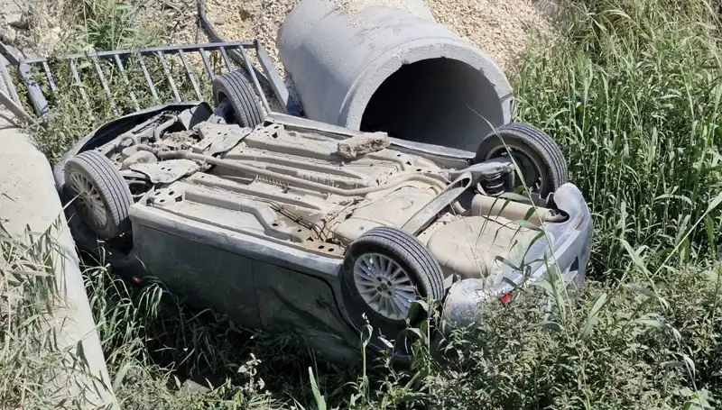 Pikapla Çarpışan Araç Su Kanalına Devrildi: 2 Yaralı Var