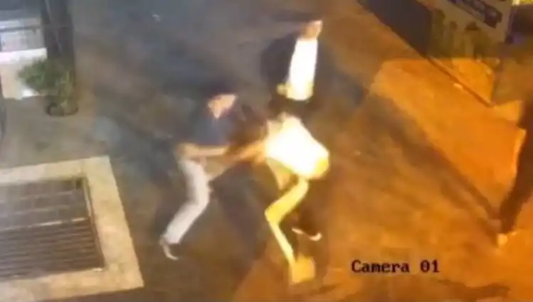 İstanbul Sokaklarında Tekmeli Yumruklu Kavga: Olayın Ardında Neler Var?
