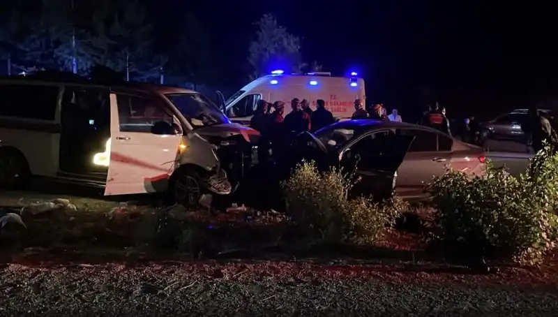 Korkutan Trafik Kazası: Kafa Kafaya Çarpışma Sonucu Can Kaybı ve Yaralılar Var