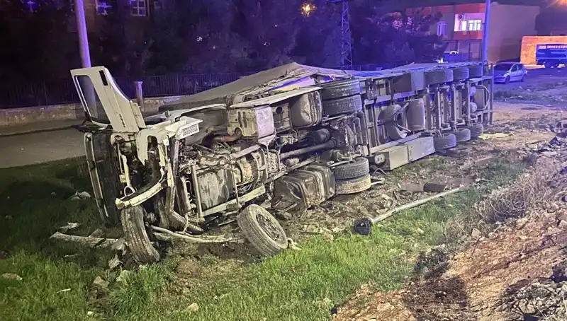 TIR Devrildi: Kaza Sonrası 6 Yaralı, Olay Yeri Korku Dolu Anlara Sahne Oldu