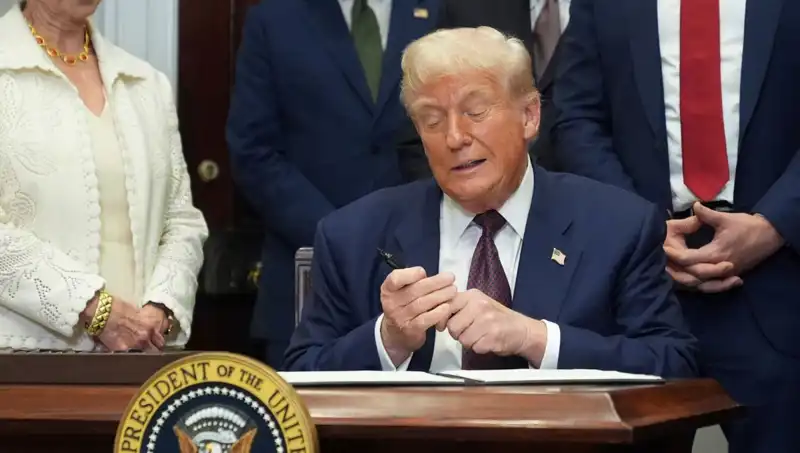 Trump, Beyaz Saray'ı Yenilemek İçin 200 Milyon Dolar Harcıyor!