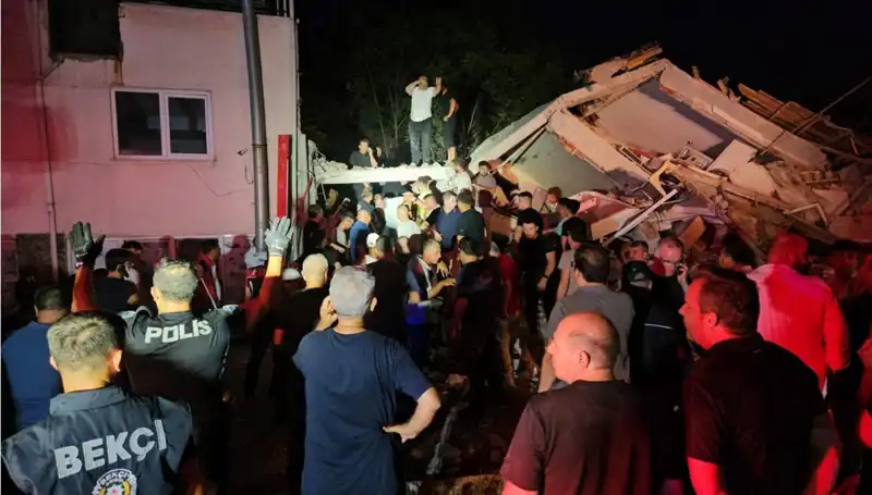 Balıkesir Sındırgı'da Şiddetli Deprem: Can kaybı ve Yaralılar Var!