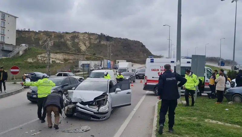 Sinop'ta Dehşet Anları: İki Otomobil Çarpıştı, Yaralılar Hastaneye Kaldırıldı