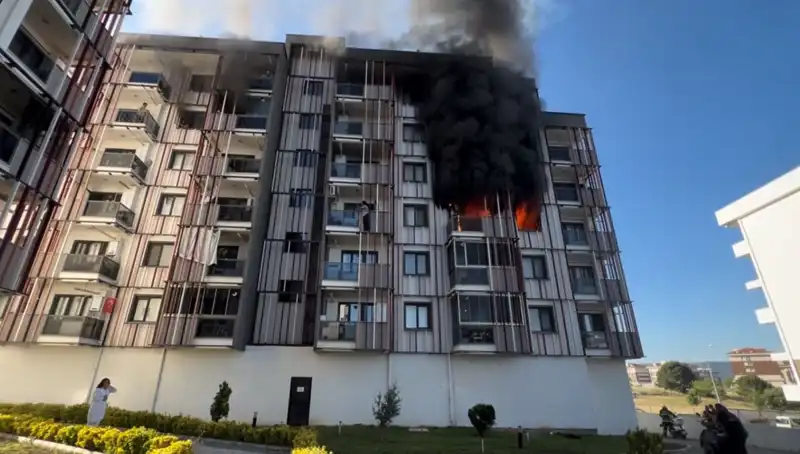 Çanakkale'de Geceyi Saran Yangın Panik Yaratırken, Halkı Uykusuz Bıraktı