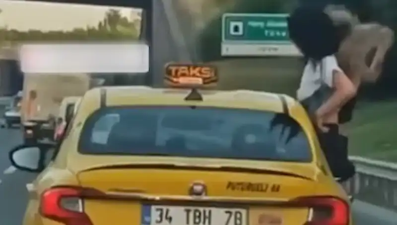 TEM Otoyolu'nda Şok Edici Görüntüler: Taksiden Sarkan Maceraperestler