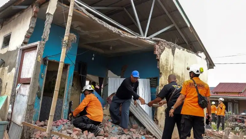 Endonezya'da Şiddetli Deprem: 5.7 Büyüklüğündeki Sarsıntı 8 Evi Yıktı