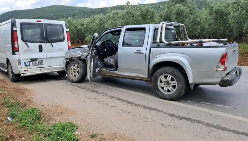Bursa'da Minibüs ve Kamyonetin Çarpışması: Yaralılar Hastaneye Kaldırıldı