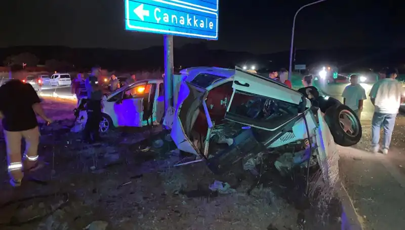 Çanakkale'de Korkutan Kaza: İki Otomobil Çarpıştı, Yaralılar Hastaneye Kaldırıldı