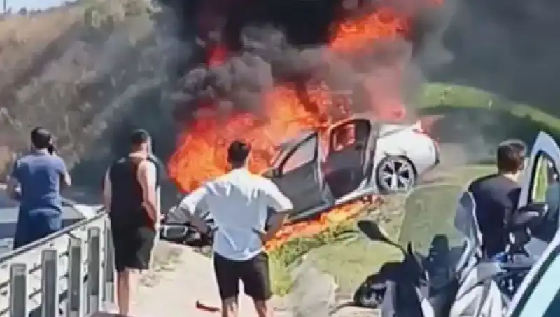 TEM Otoyolu'nda Yangın: Kaza Yapan Otomobil Alev Alev Yandı