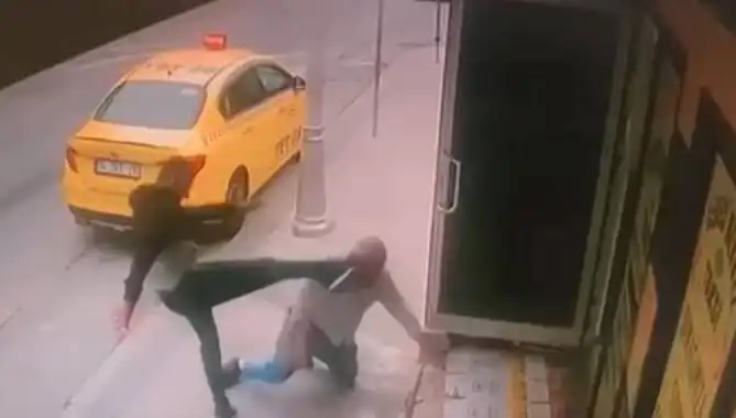 Taksi Durağında Dehşet Anları: Oğlunun Alacaklısıyla Yüzleşen Baba Korkunç Bir Saldırının Hedefi Oldu