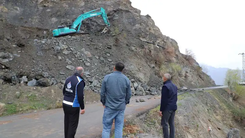 Hakkari'de Kaya Düşmesine Karşı Hayati Önlemler Alınıyor