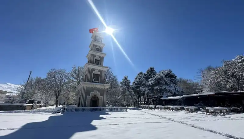 Nisan Ayında Erzincan'ı Kaplayan Gizemli Kış Manzarası