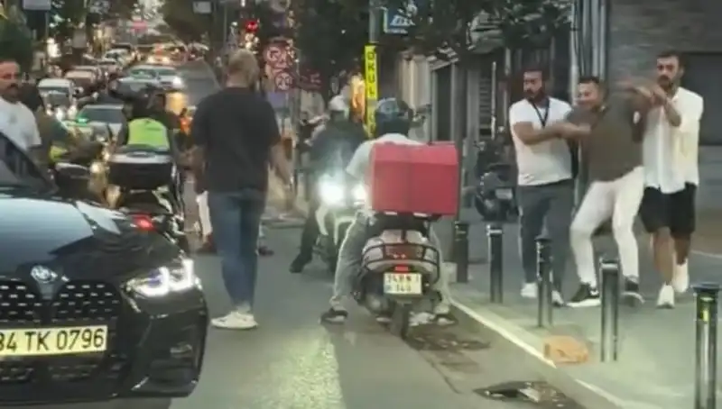Nişantaşı'nda Yol Verme Kavgası: Kadına Sopa ile Saldırı İddiası