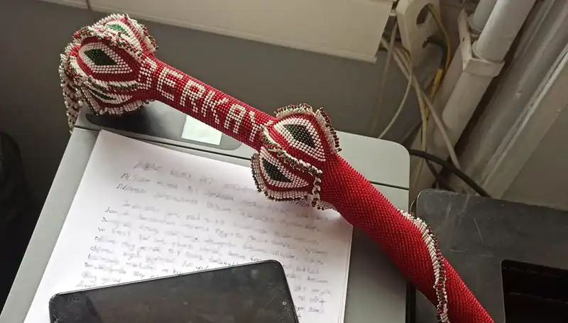 Kırbaçlı Saldırganların Pençesinden Kurtulmak İçin Ölümü Göze Alan Genç