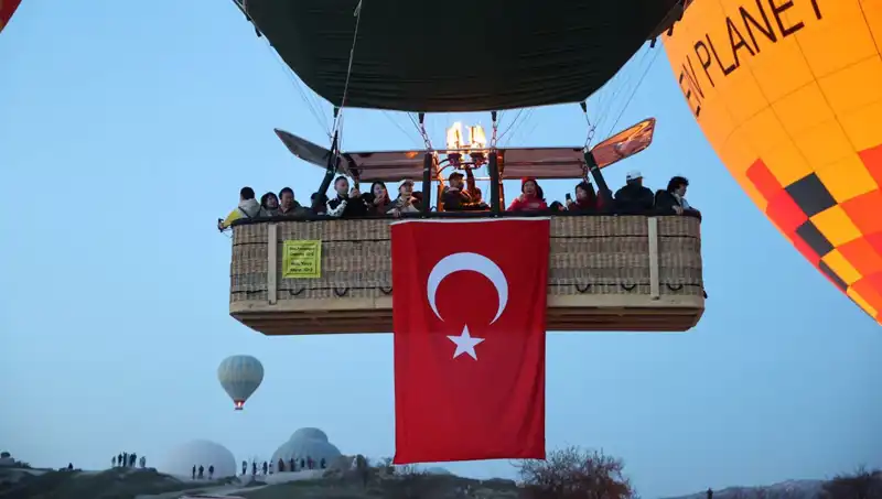Kapadokya'daki Balonlar, 23 Nisan İçin Göklerde Türk Bayraklarıyla Dans Etti