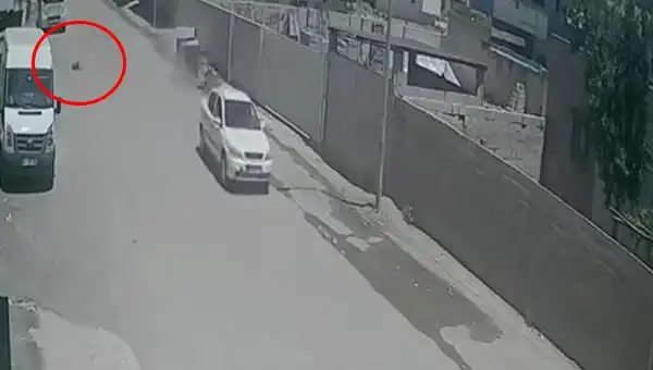 Çocuğa Çarpan Otomobil Kaçtı: Güvenlik kameraları olayı kaydetti