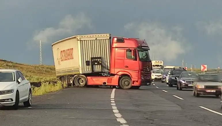 TIR Kaydı Engeliyle Yol Kapanınca Uzun Araç Kuyrukları Oluştu