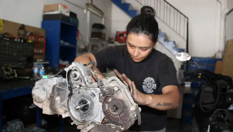 33 Yaşında Motor Ustası Olan Hayriye, Eşinin Çırak Bulma Sorununu Çözdü