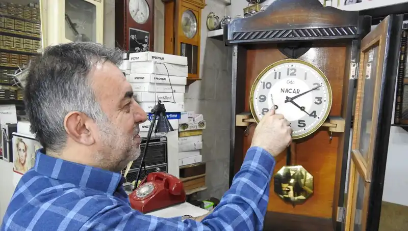 10 Metrekarelik Dükkanında Tarihi Saatleri Tamir Eden Usta