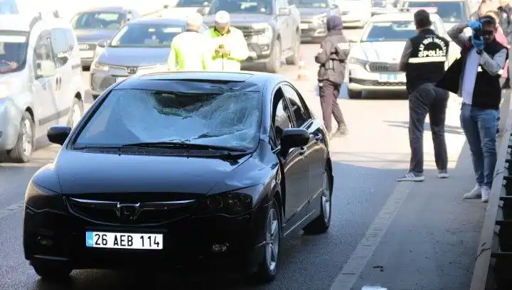 Polis Kimlik Sordu, Köprüden Atlayarak Arabanın Üstüne Düştü!