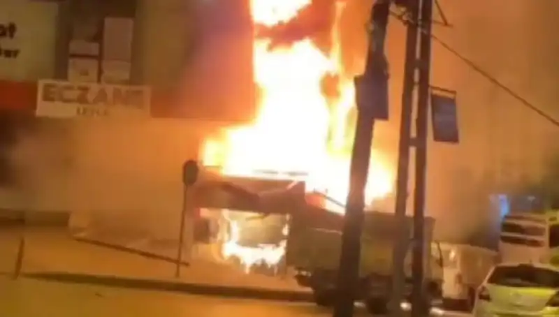 Başakşehir'deki İş Merkezinde Korkutan Yangın: Acil Durum Senaryosu Devreye Girdi