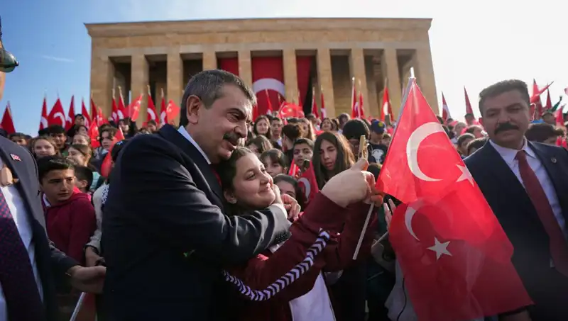 Anıtkabir'de Bakan Tekin ve Çocukların Duygu Dolu Buluşması