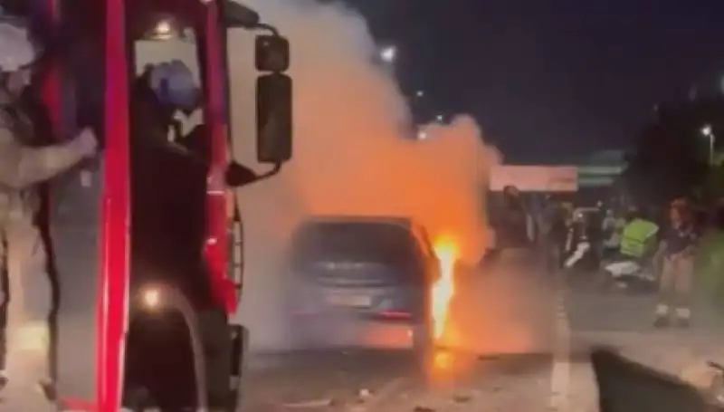 Otoyolda Korkunç Kaza: Araç Bariyerlere Çarptı ve Alev Alev Yandı
