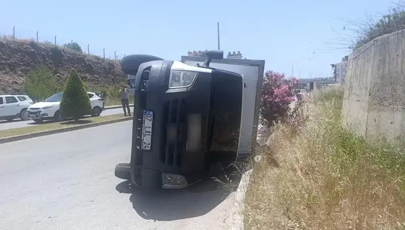 Hafif Ticari Araç ile Kamyonetin Kaza Anı: Devrilen Araçların Güvenliği Tartışılıyor