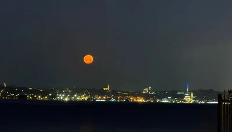 İstanbul’da Çilek Dolunayı: Göz Alıcı Manzaralar Şehri Büyüledi