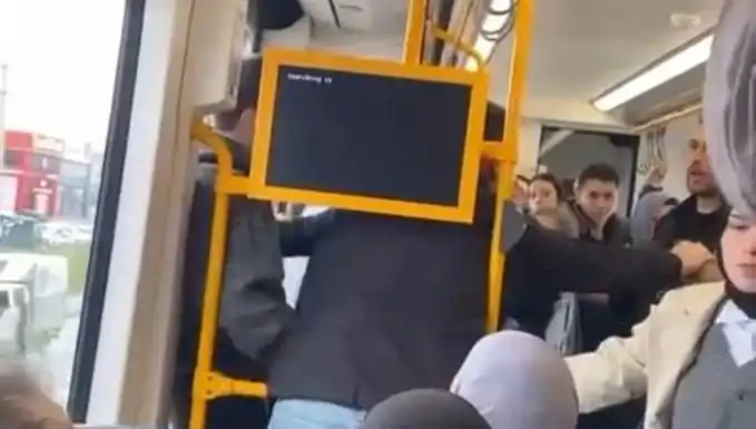Başkent metrosunda tekme tokat kavga: Yolcular panik içinde!