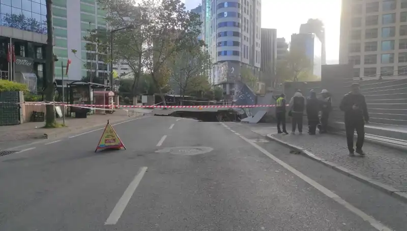 Sarıyer'de Dikkat Çeken Yol Çökmesi: Trafik Kaosa Dönüştü!