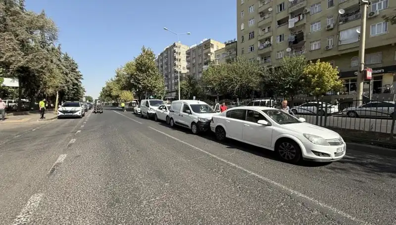 Diyarbakır’da Feci Kaza: 5 Araç Çarpıştı, Yaralılar Var!