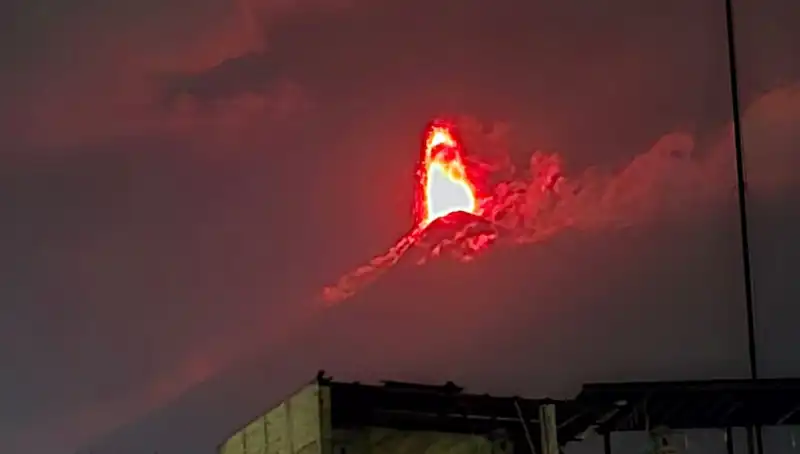 Fuego Yanardağı’nın Patlaması: 30 Bin Kişi Tahliye Ediliyor