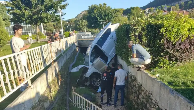 Muğla'da Direksiyon Kırınca Kaza Yapan Sürücü: Ayrıntılar Açıklandı