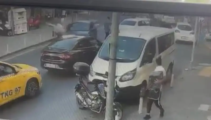 Fren Yerine Gaza Basan Şoför Sırasını Yitirdi: Ortalık Savaş Alanına Döndü
