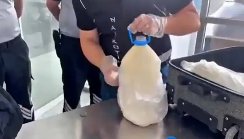 Havalimanında Sütün İçinde 12 Kilo 800 Gram Uyuşturucu Ele Geçirildi