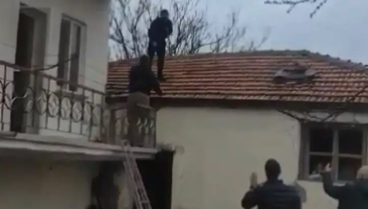 Çatıda Polis ile Şüpheli Arasında Gerilim Dolu Anlar Yaşandı!