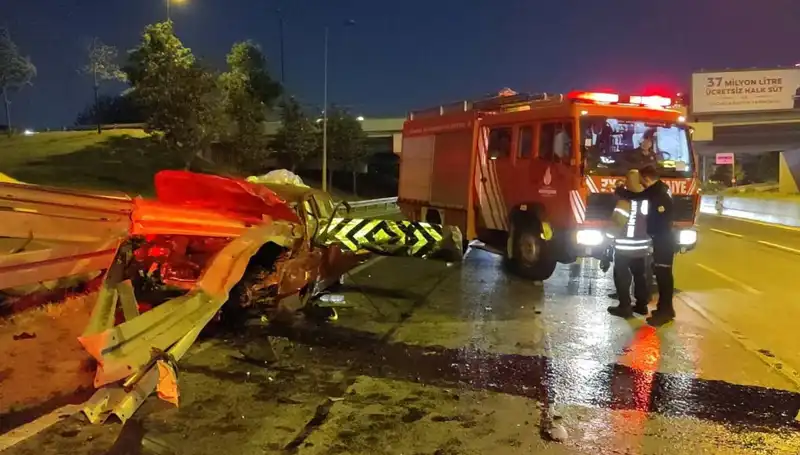 Bariyer Otomobile Saplandı: Sürücü Ağır Yaralı, Kaza Anı Kameralara Yansıdı