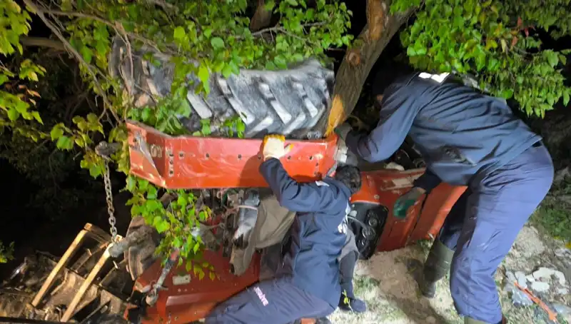 Kontrolden Çıkan Traktör Devrildi: Talihsiz Kaza Sürücüyü Hayattan Kopardı