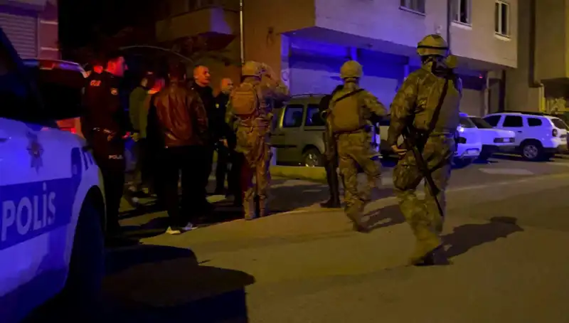 Evinde Kendisini Kilitleyen Adam, Balkondan Polise Ateş Açtı