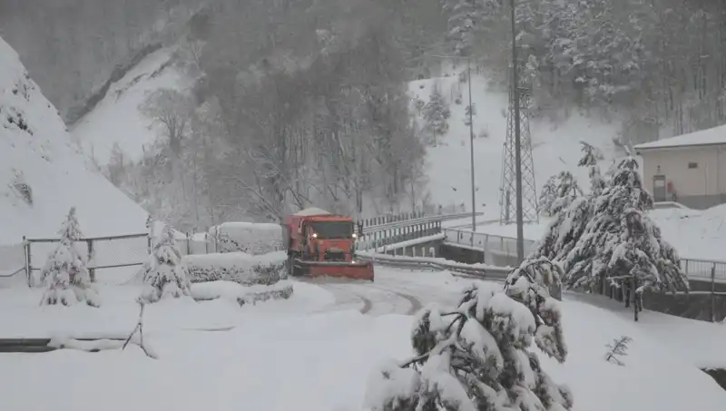 Bolu Dağı'nda Dört Mevsim Güzelliği: Kar Yağışı Şehrin Manzarasını Değiştiriyor