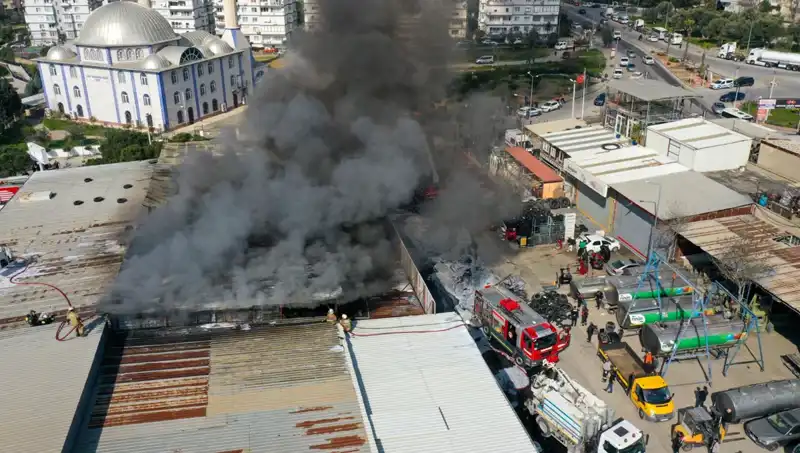 İzmir'deki Oto Lastikçide Çıkan Yangın Korkuttu: İşte Yaşananlar!