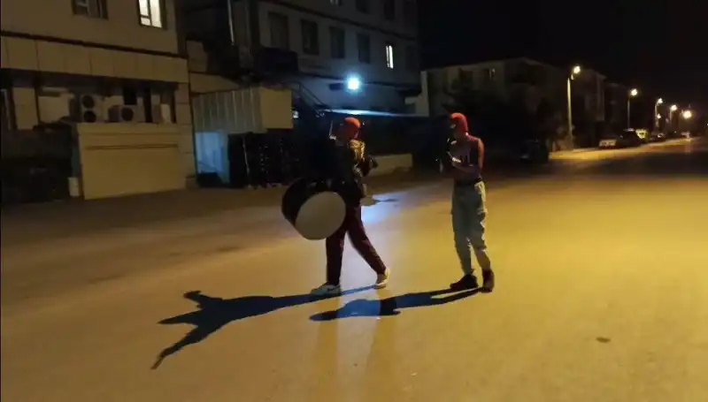 Erzincan Sokaklarını Şenlendiren "Örümcek Adamlar"ın Eğlenceli Sahur Ritüeli