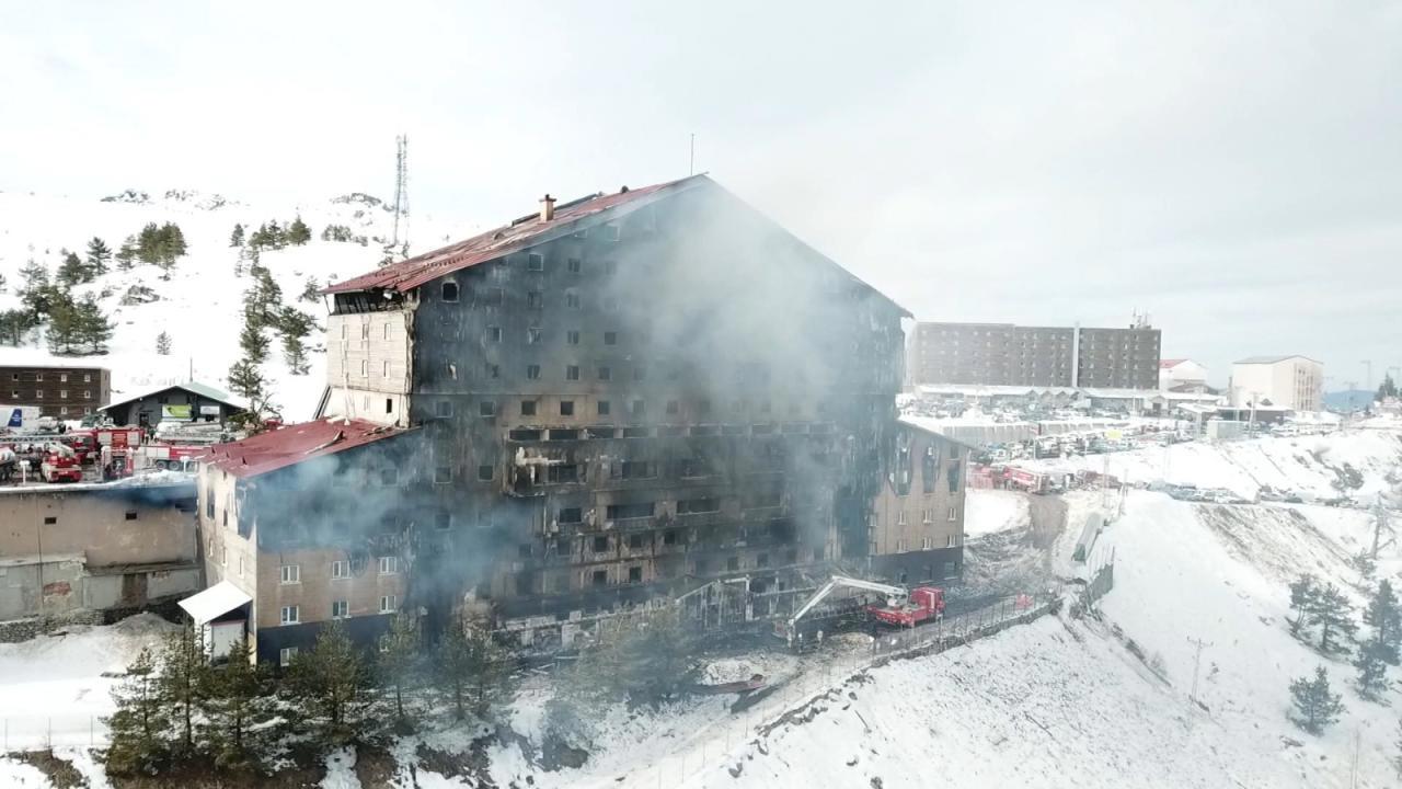 Bakan Tunç açıkladı: Otelden çıkan yangınla ilgili 4 kişi gözaltında
