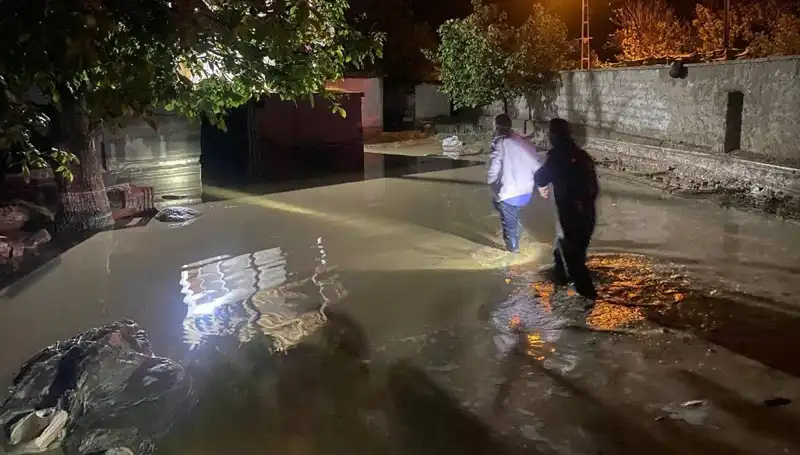 20 Dakikada Yağış, 1 Evi Çöktürdü: Felakette Can ve Mal Kaybı Yaşandı